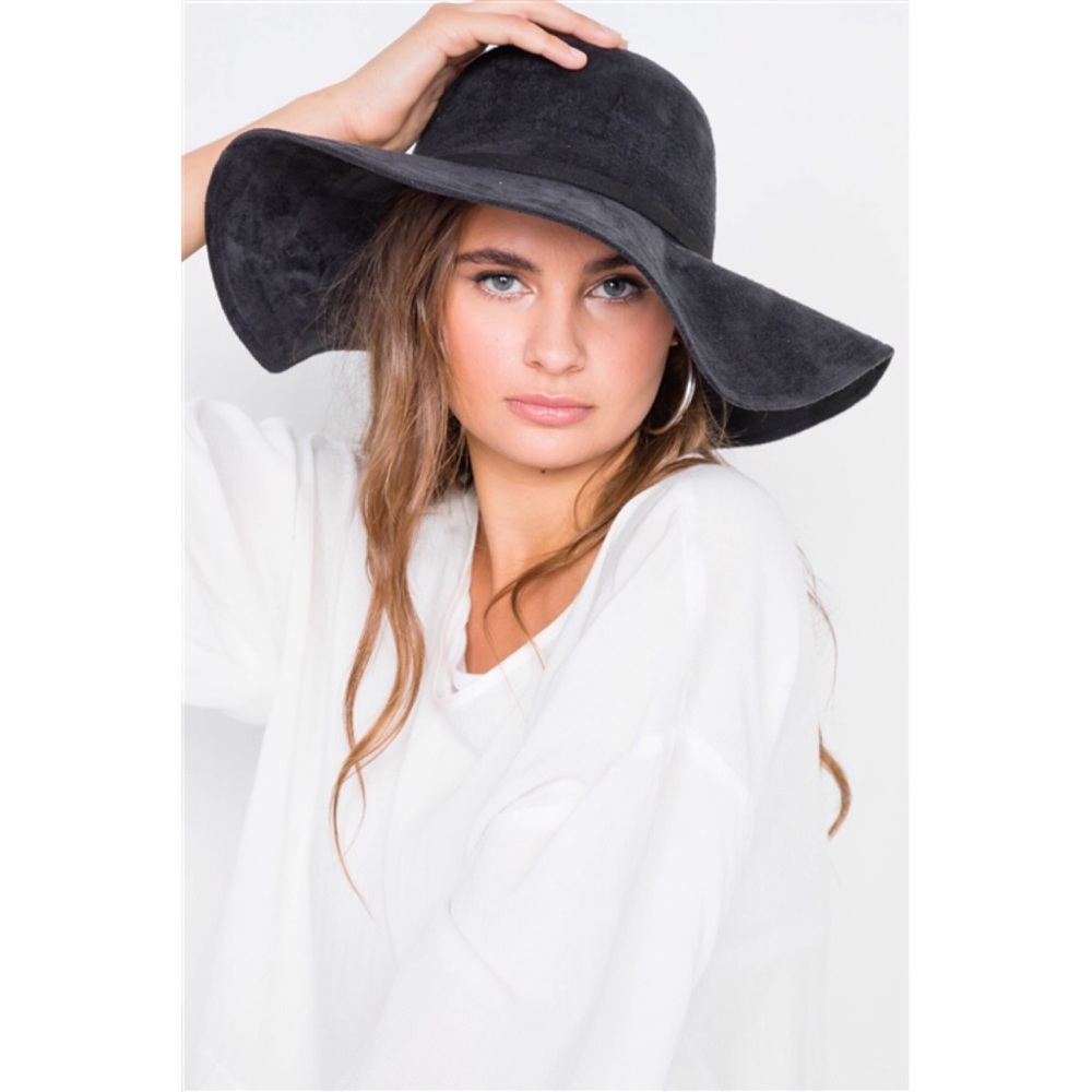 BLACK FLOPPY BOW-TIE POM POM HAT